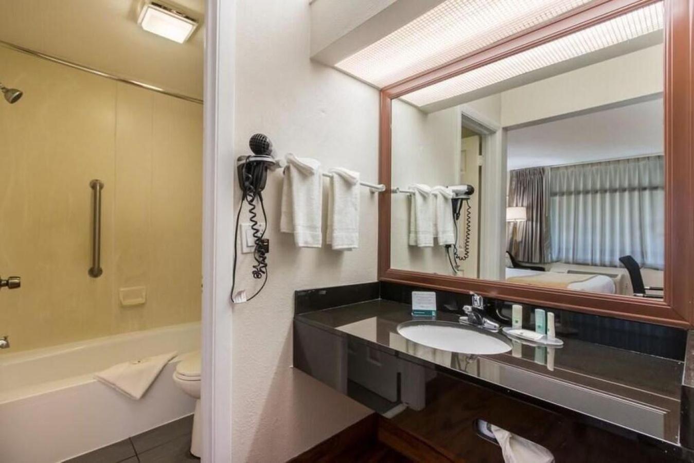 Quality Inn & Suites Mount Pleasant Экстерьер фото